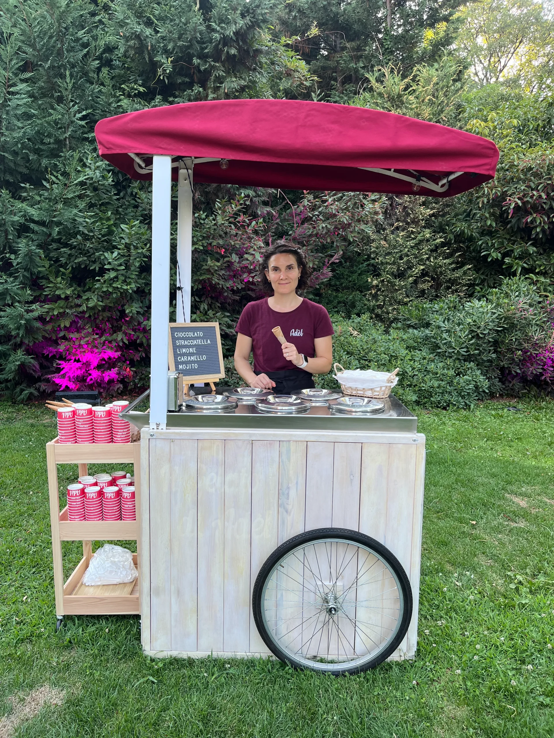 Sara di Adèl dietro al carretto dei gelati